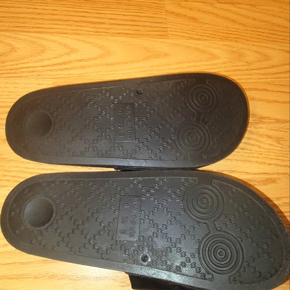 Sandals - Picture 3 of 3